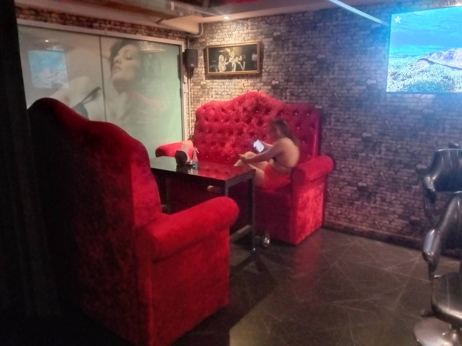 Wisper Lounge gentlemen's club Pattaya, dark side, red luxery sofa