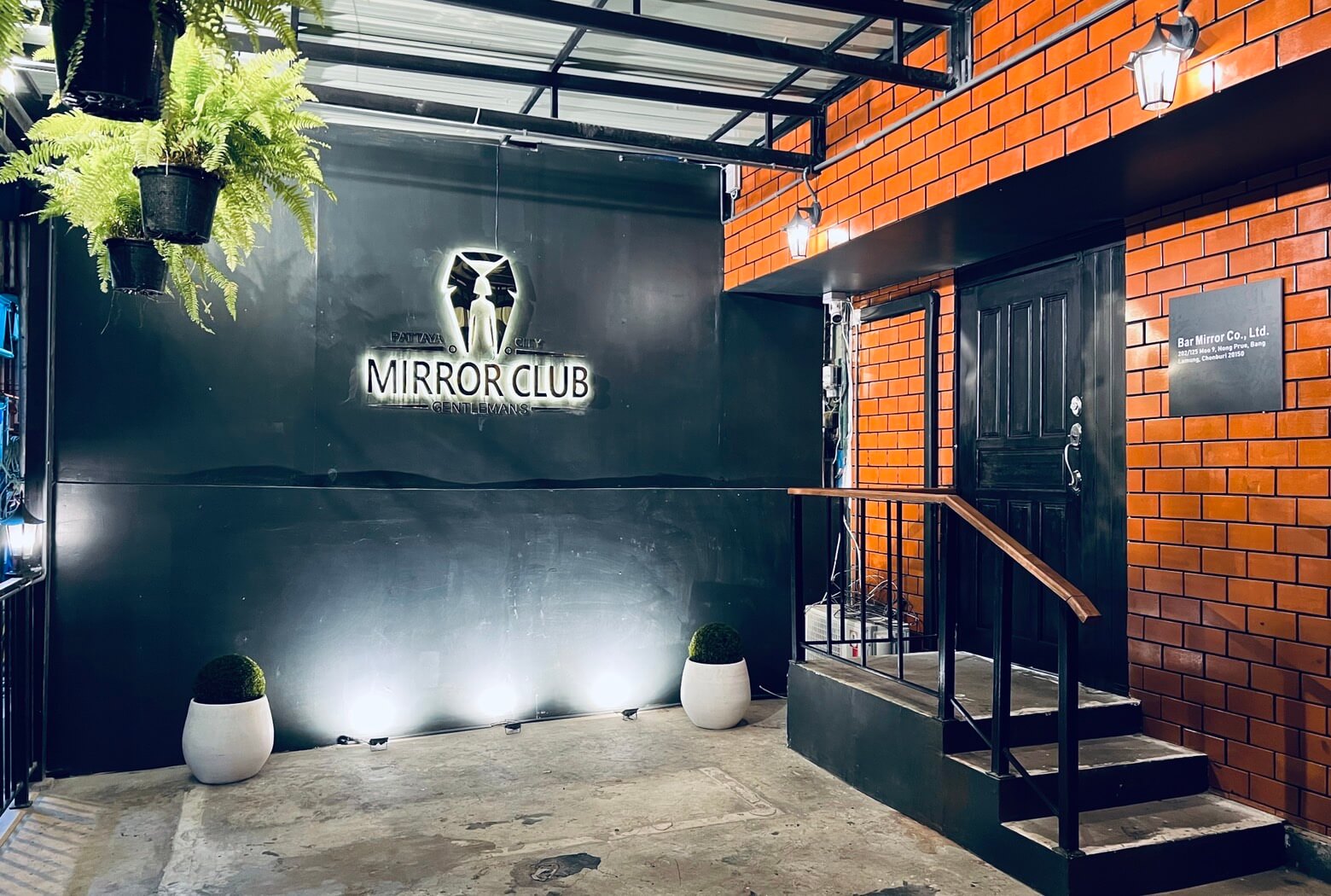 mirror club gentlemens, inviting entranche