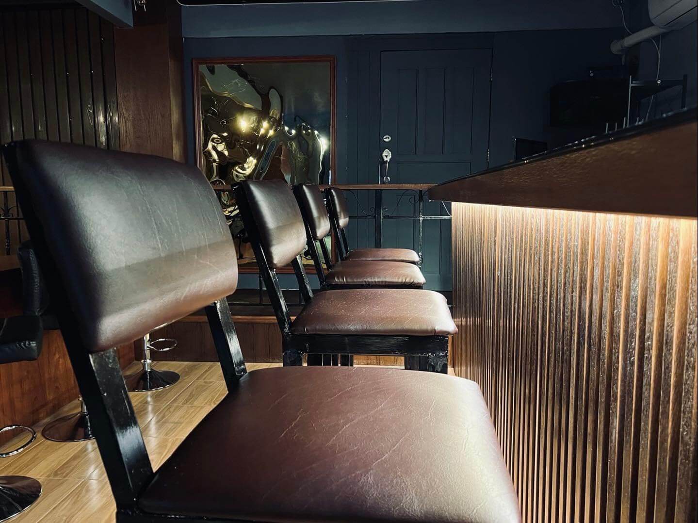 mirror club gentlemens comfortable bar seats