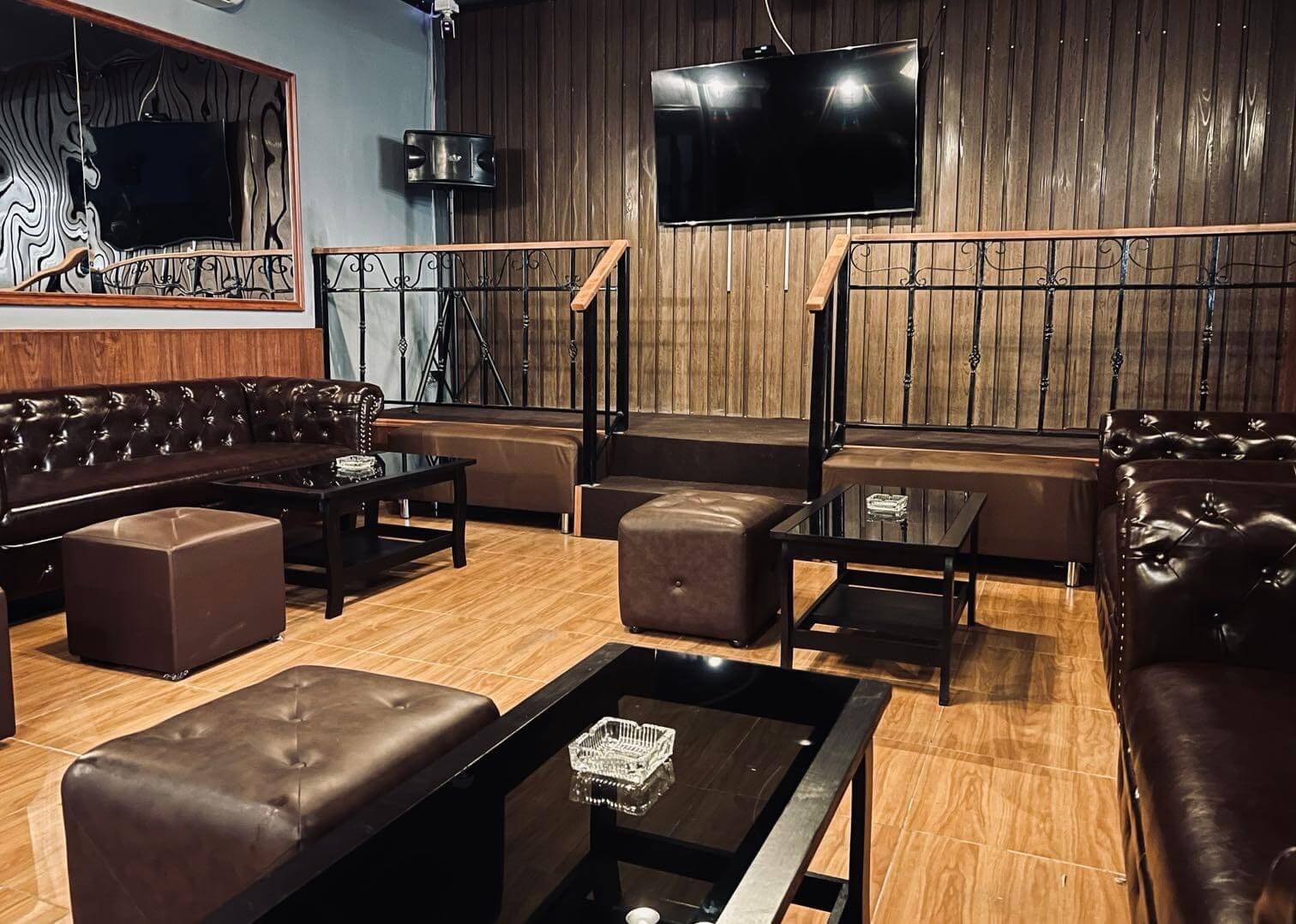 mirror club gentlemens luxery interieur