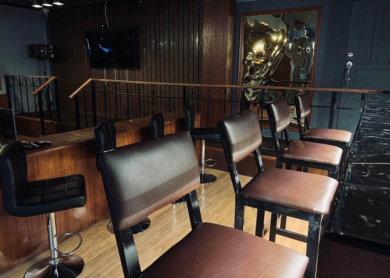 mirror club gentlemens, take a seat at the bar