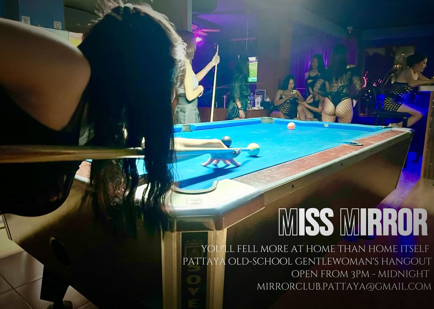 mirror club gentlemens pattaya, a beautiful Thai woman plays pool