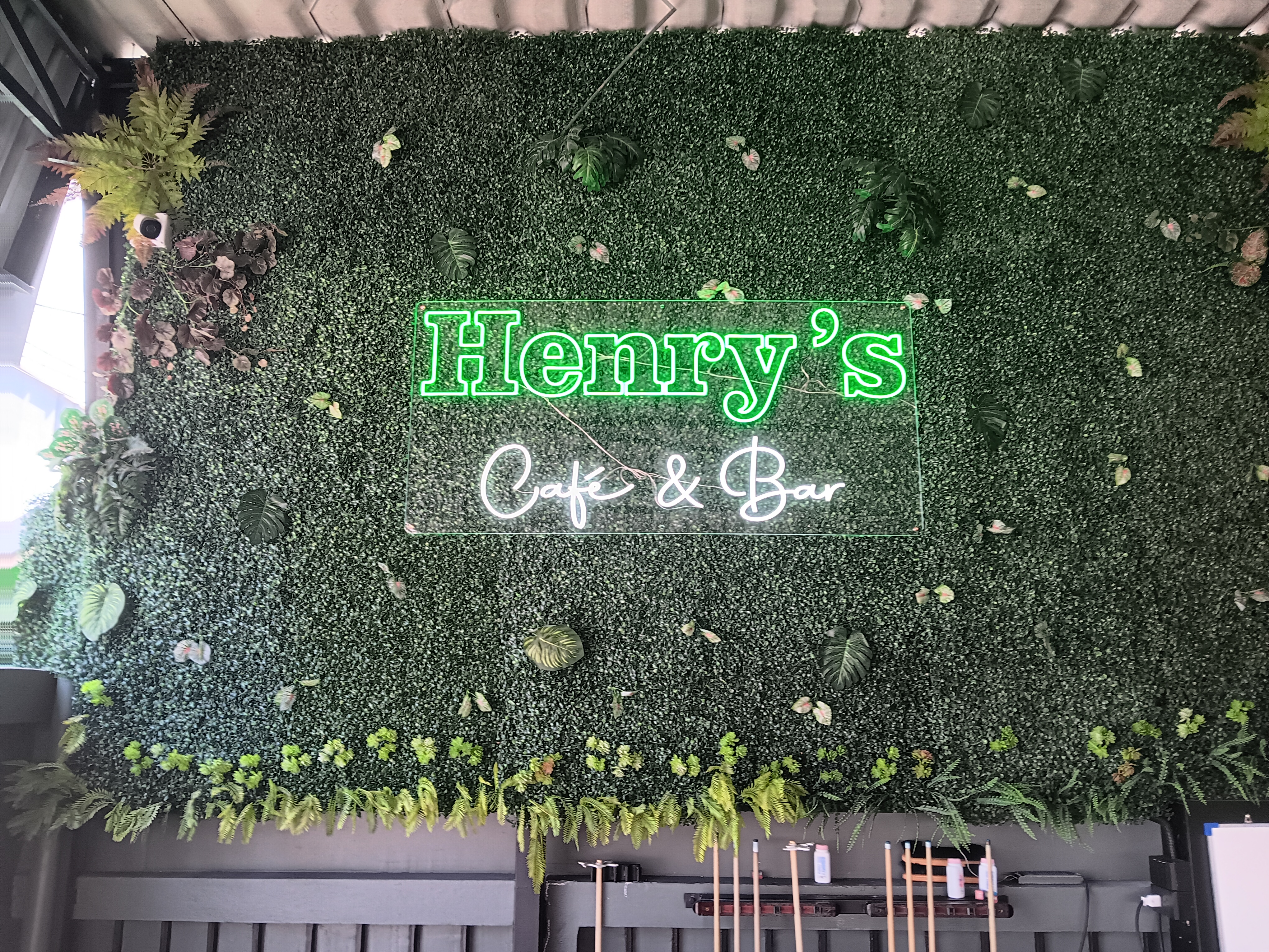 henry's, head shot café soi bonkhot pattaya, sign