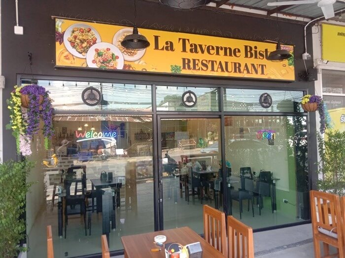 La Taverne  Bistro restaurant, Pattaya soi Khao Talo, outdoor seats