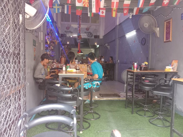 Nine Star Bar and Restaurant Pattaya, Lengkee-3the road, customers eat and drink