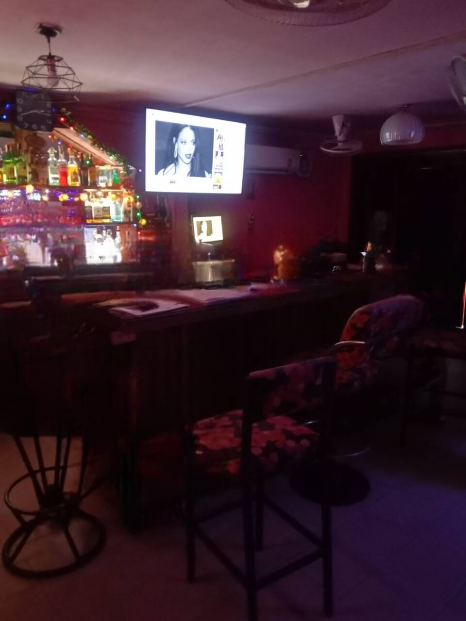 Pinky's Bar, Khao Talo Pattaya's Darkside, cozy bar