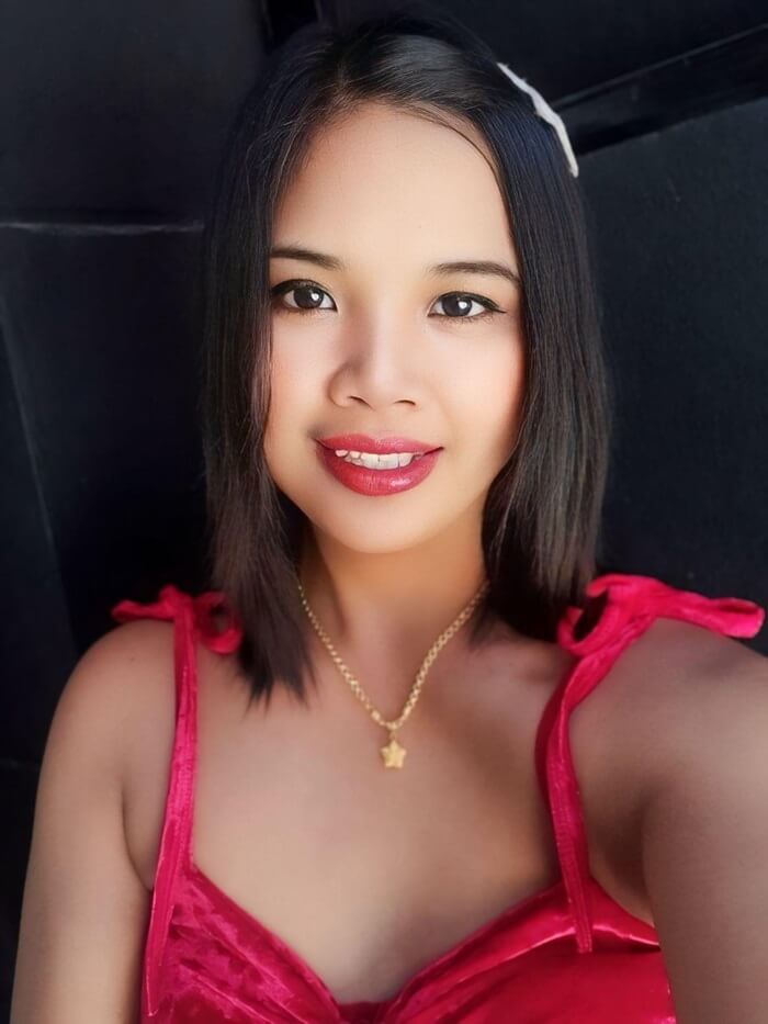 Secret Club Pattaya, the inviting girl in red