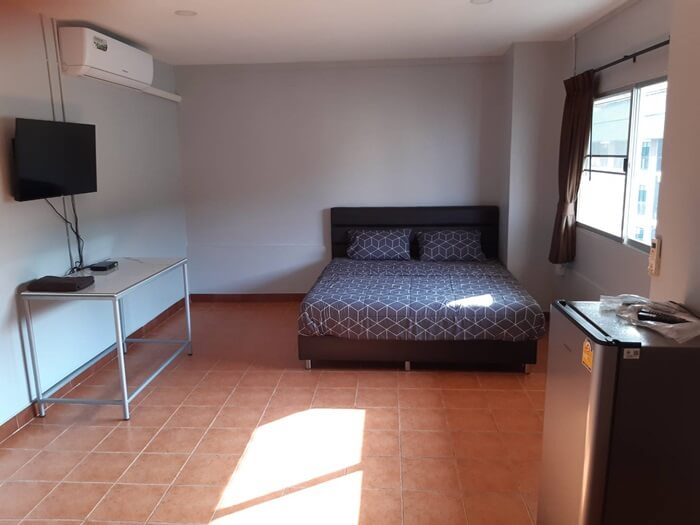 Golden view, guesthouse, restaurant and bar in Jomtien Pattaya, king size bed