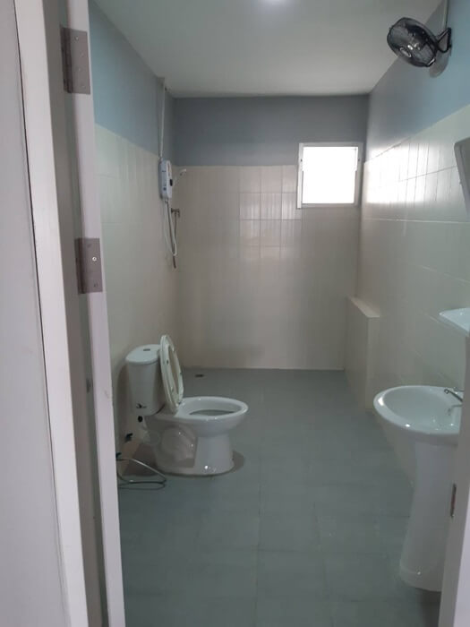 Golden view, guesthouse, restaurant and bar in Jomtien Pattaya, large bathroom
