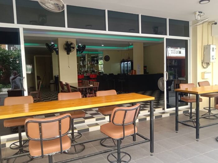 Golden view, guesthouse, restaurant and bar in Jomtien Pattaya, terras bar table's