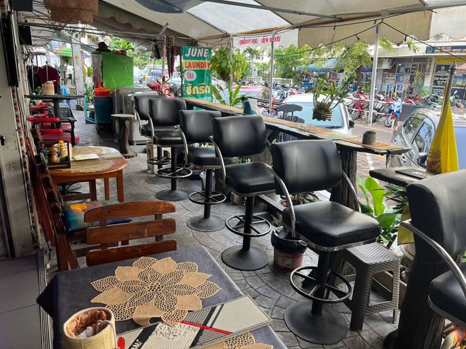 June's kitchen Thai and international kitchen central Pattaya, bar seats