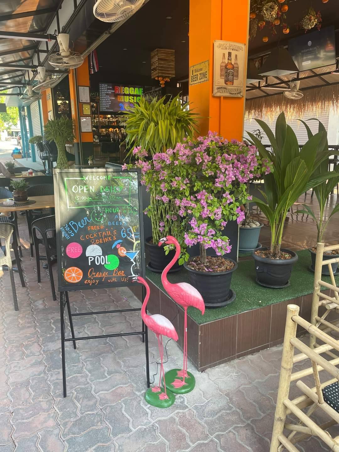 Orange bar rompho complex Pattaya, coctail and pool announcement