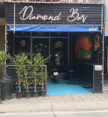 Diamond Bar Darkside, main entranche