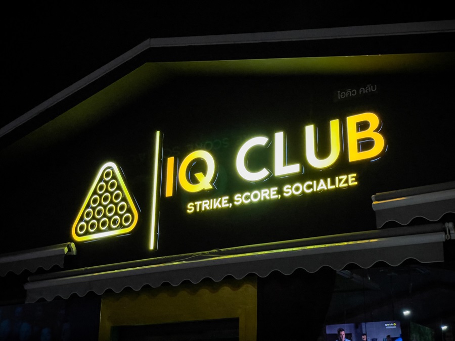IQ Club, poolhall Pattaya, sign
