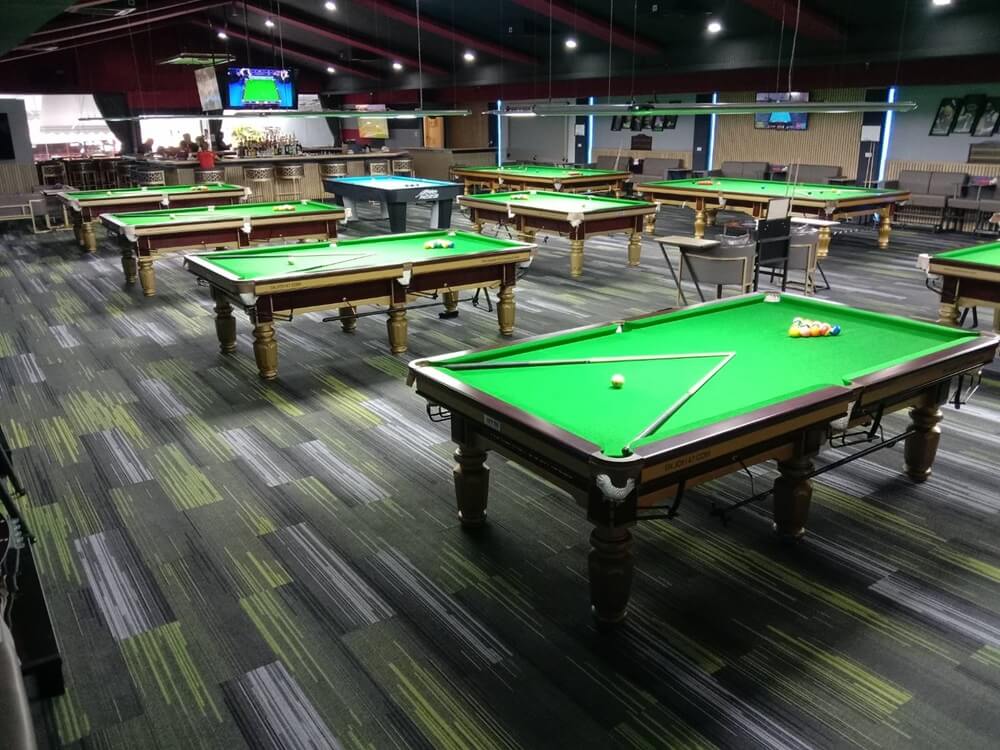 IQ Club, poolhall Pattaya, billiarts and private VIP rooms with karaoke