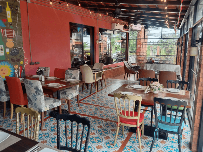 Sicily Italian restaurant, Maprachan lake Pattaya, terras with airco