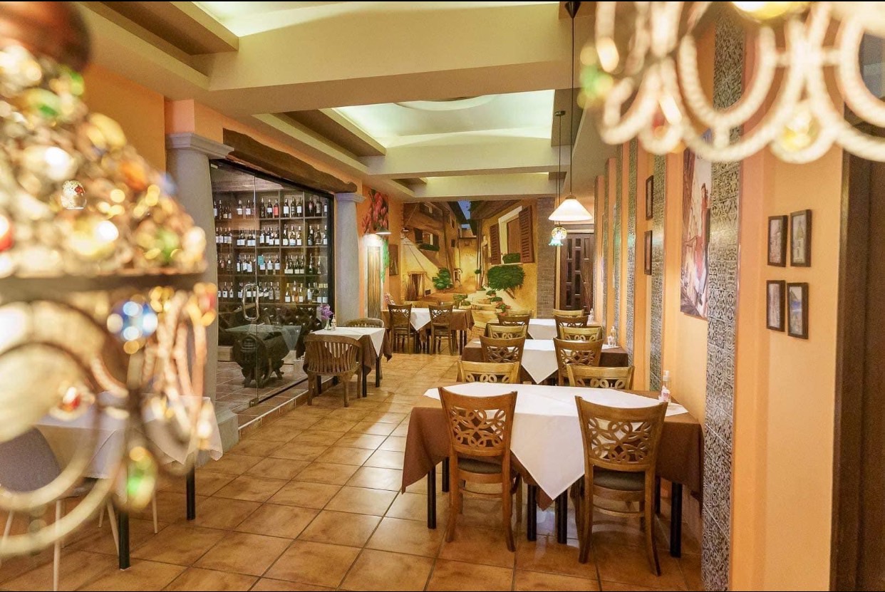 Fusillo, Italian Restaurant, Na Kluea 18, Pattaya, dining table inside
