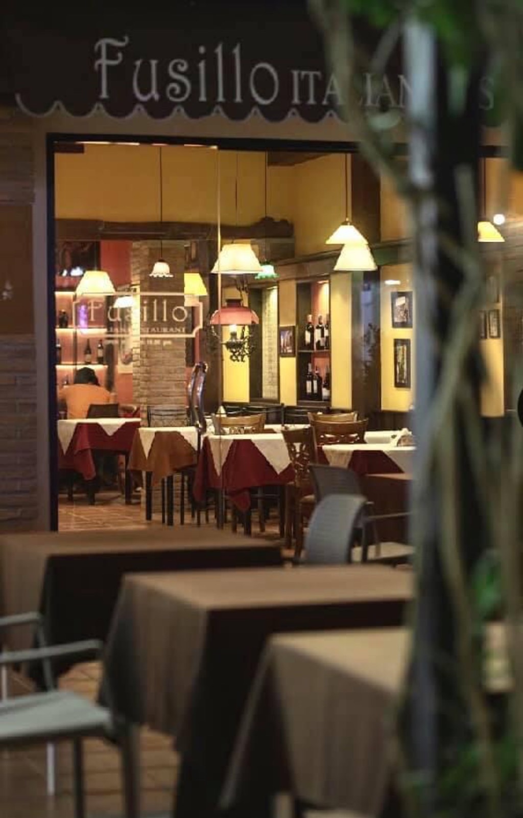 Fusillo, Italian Restaurant, Na Kluea 18, Pattaya, dining table