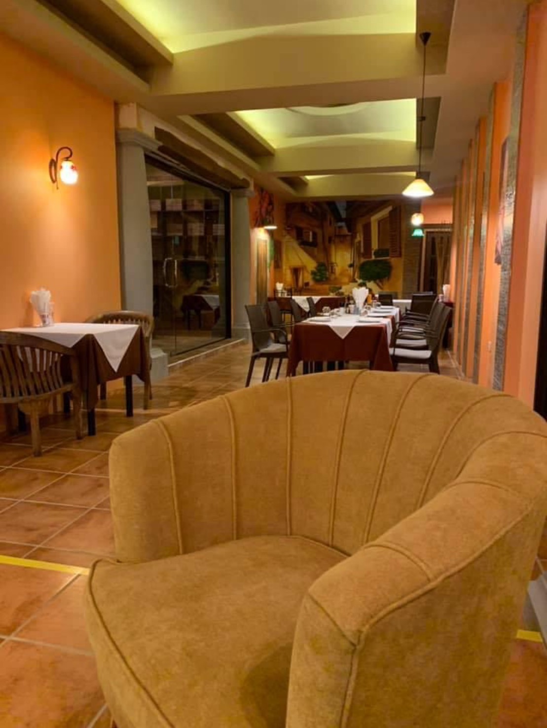 Fusillo, Italian Restaurant, Na Kluea 18, Pattaya, dining sofa