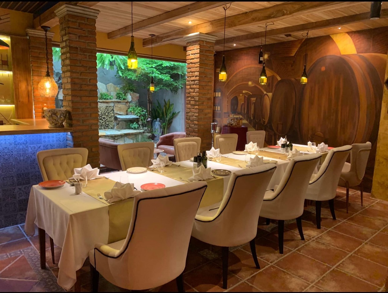 Fusillo, Italian Restaurant, Na Kluea 18, Pattaya, group dining table