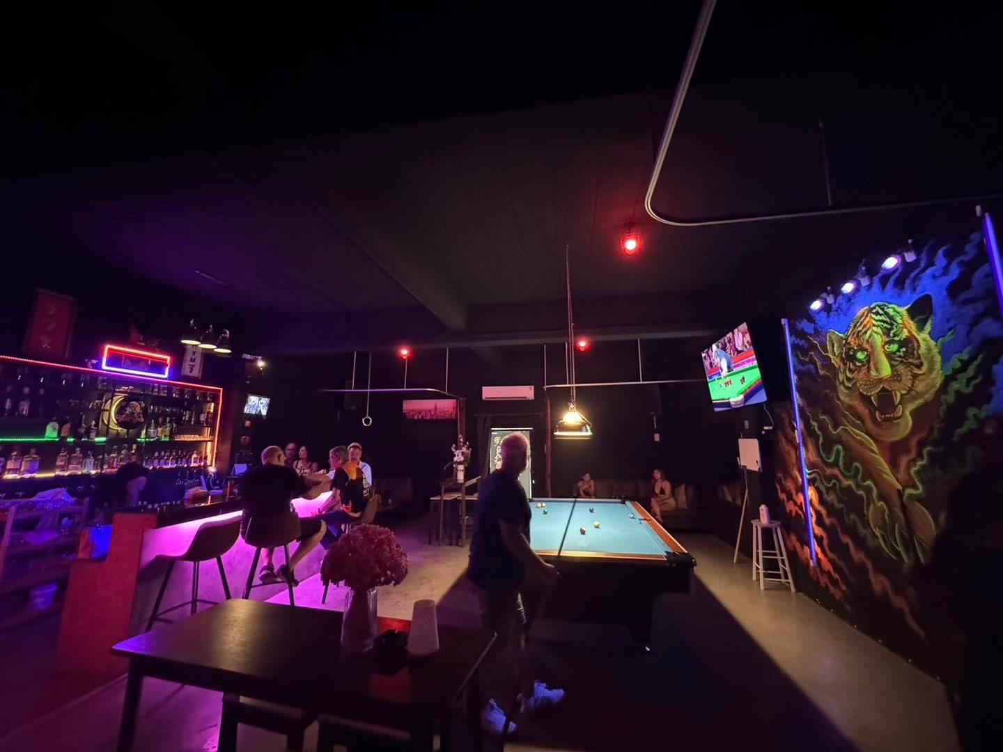 Tiger Club, Bongkoch, Pattaya, pool playing atmosphere inside the club