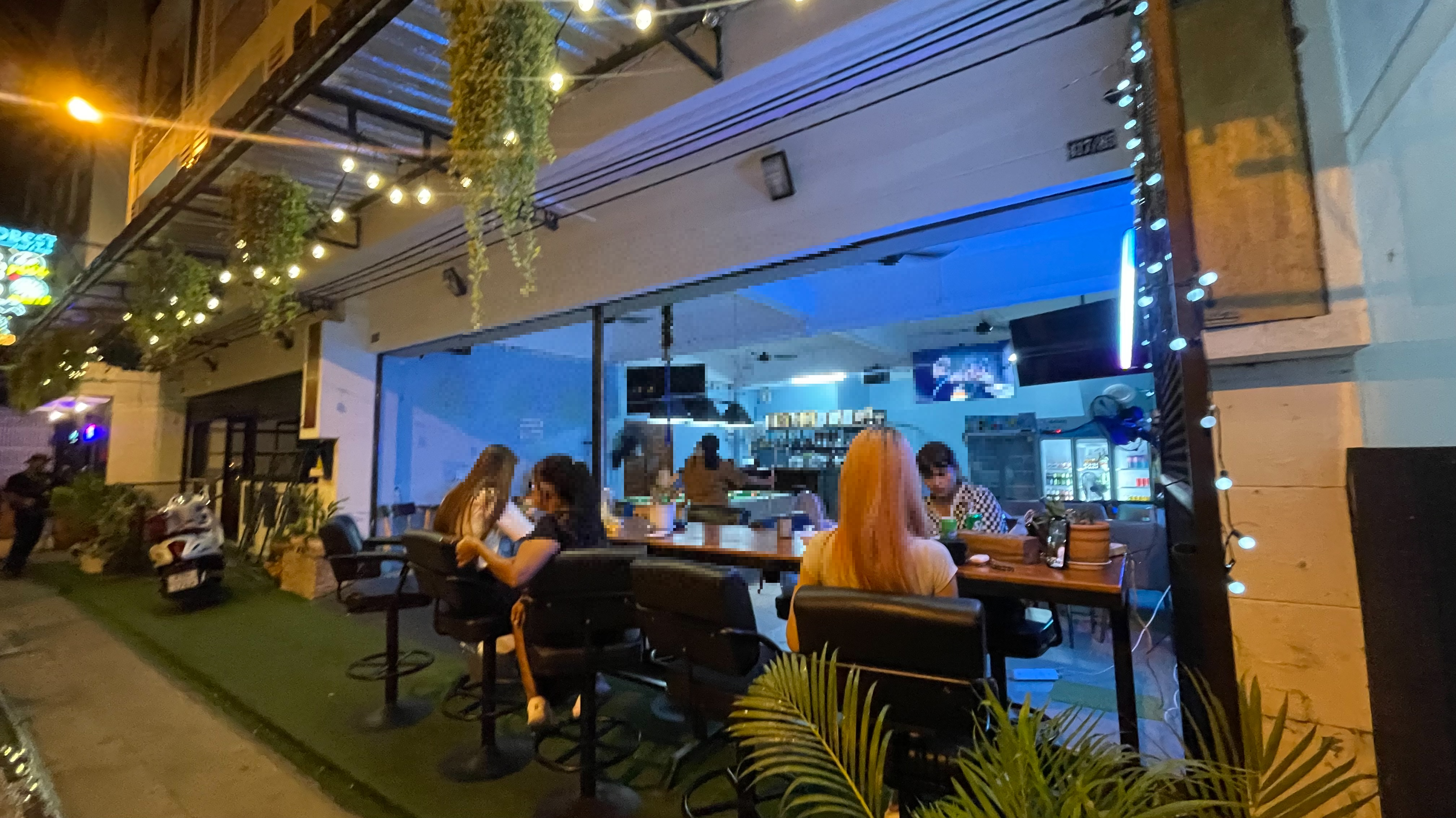 Rabbit Bar, Bongkoch, Pattaya, have a drink while waiting for your laundry