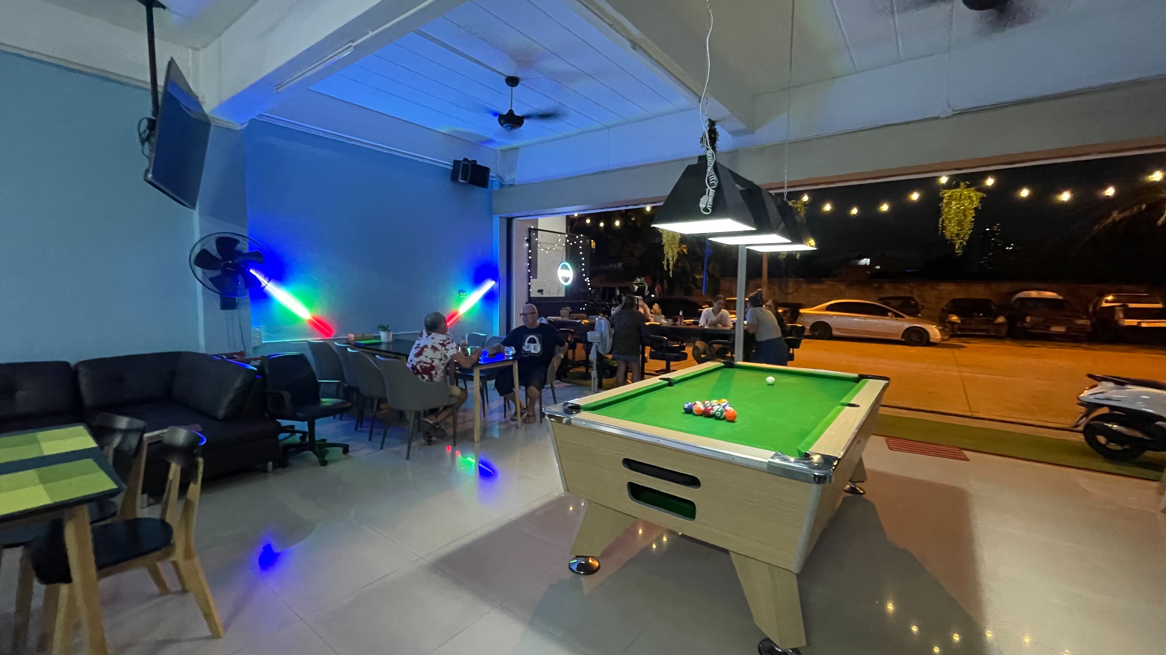 Rabbit Bar, Bongkoch, Pattaya, the proffesional pool billiart table