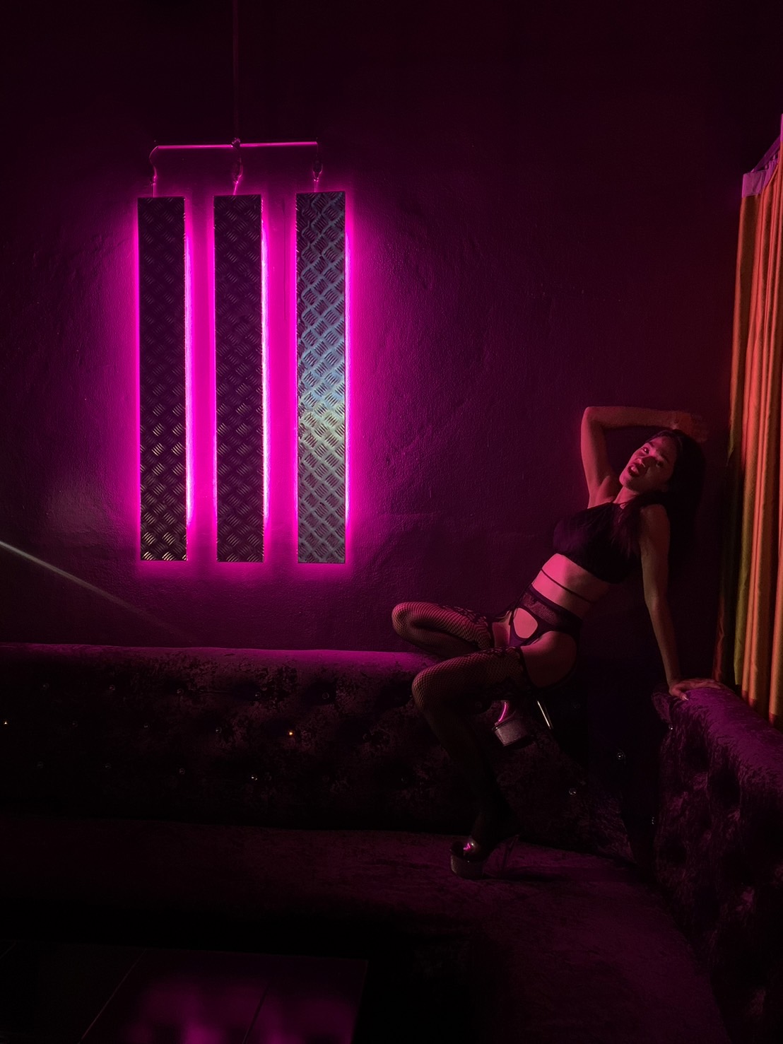 Juicy Lucy Gentlemen's Club, Soi Bongkoch, Pattaya, interior atmosphere