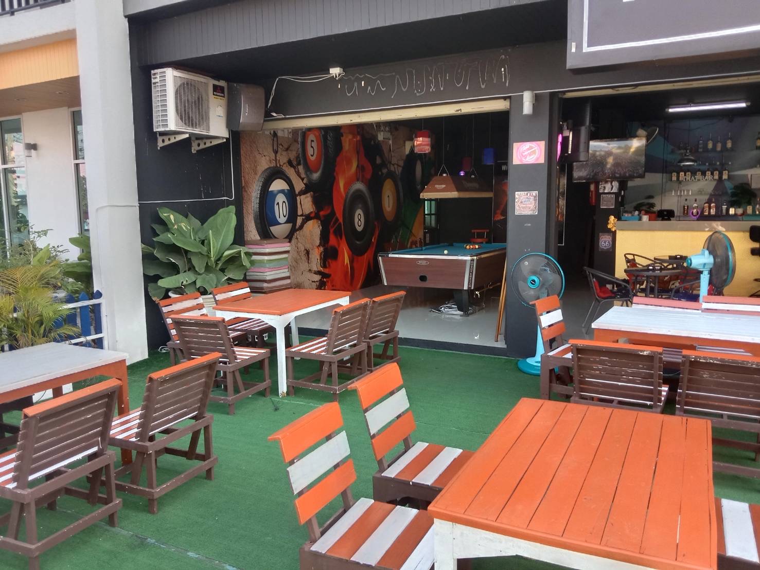 THAT BAR, Darkside, Pattaya, outdoor dining table