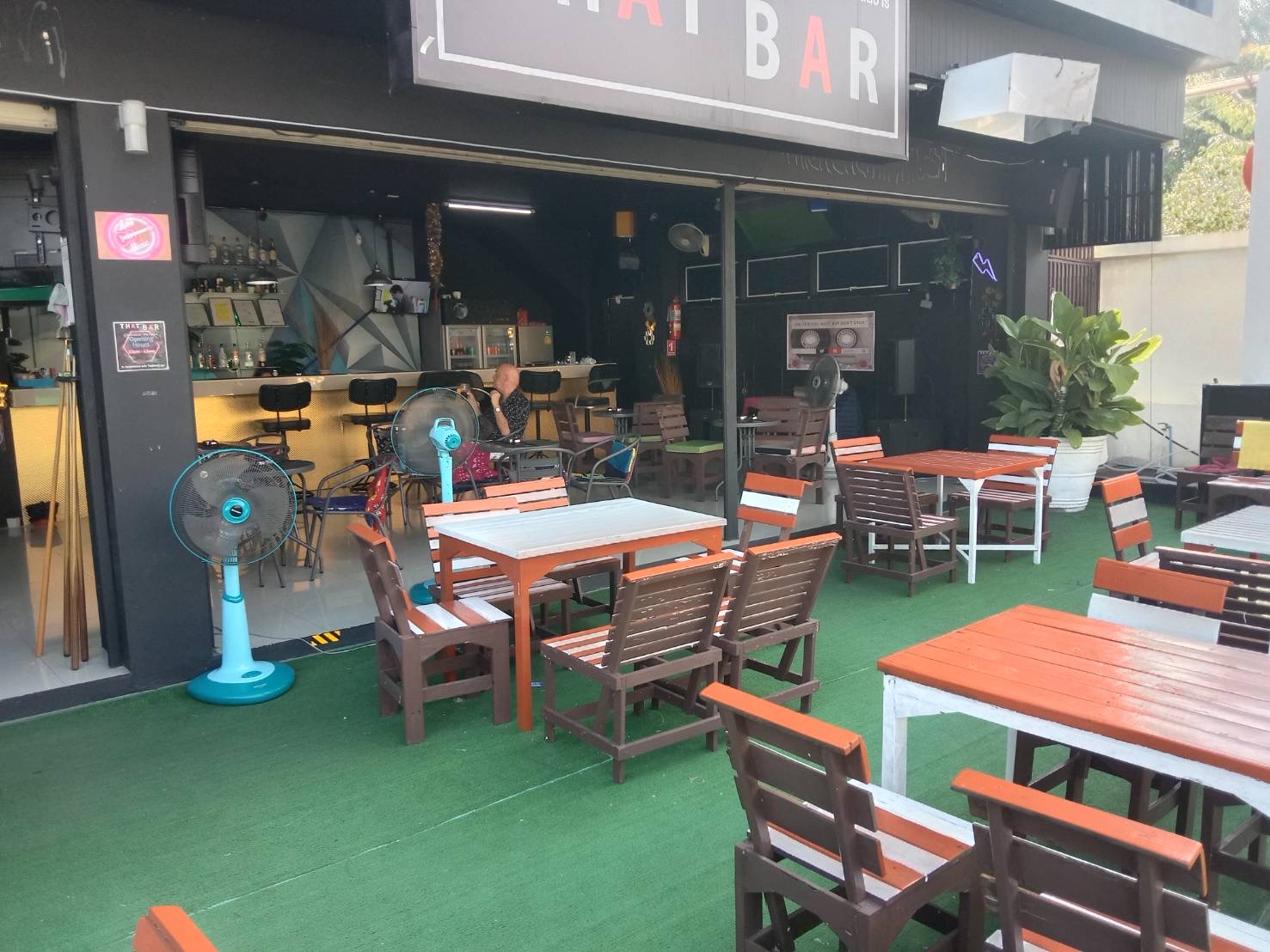 THAT BAR, Darkside, Pattaya, the atmosphere outside the bar