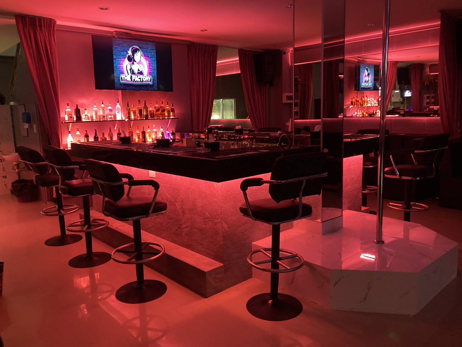 The Factory Gentlemen's club in Pattaya, the warmest girls