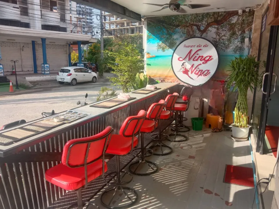 ning ning restaurant bar in jomtien, outdoor seats
