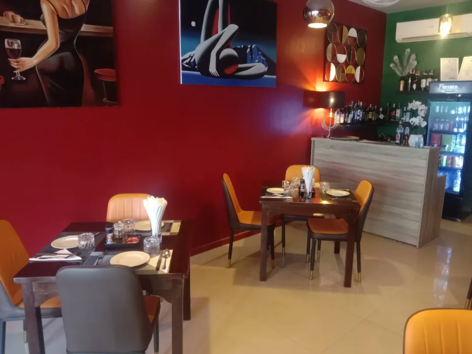 Osteria Sendi, Italian restaurant in Pattaya, soi Bong Koch,  restaurant with desk view