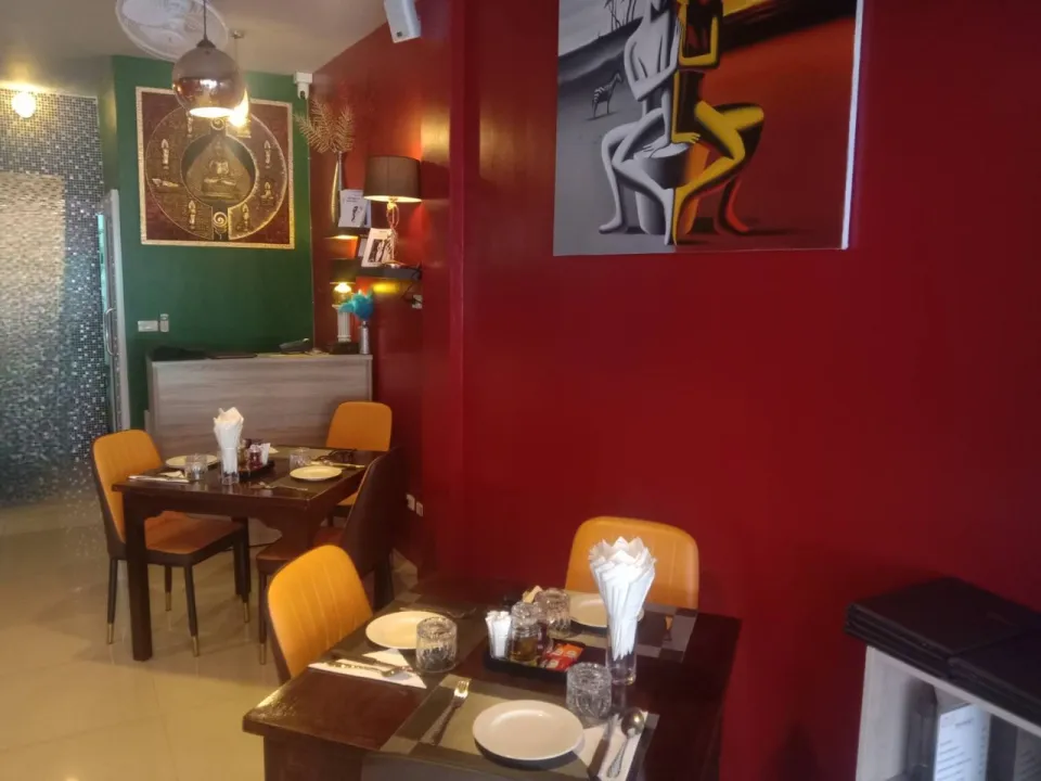 Osteria Sendi, Italian restaurant in Pattaya, soi Bong Koch, restaurant view with artistic paintings