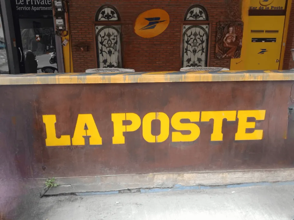 Bar, club, La Poste, soi Lengkee Pattaya, La Poste painted name