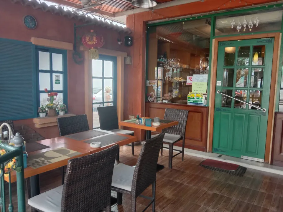 Holland Tulip Bakery, Siam Country Club, Pattaya, tables inside the restaurant