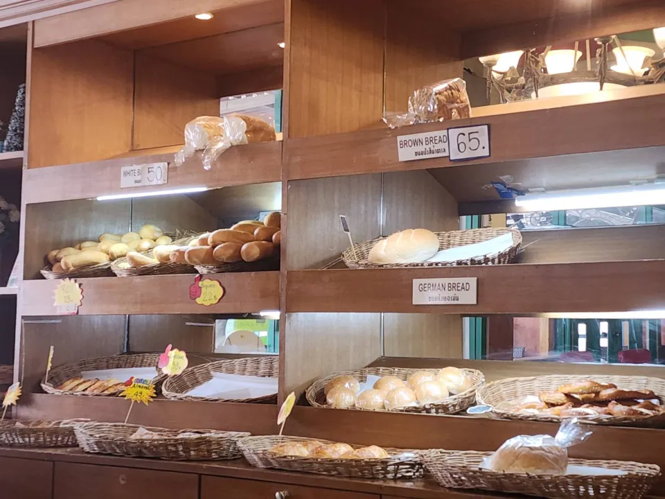 Holland Tulip Bakery, Siam Country Club, Pattaya, breakfast cakes and bread offer