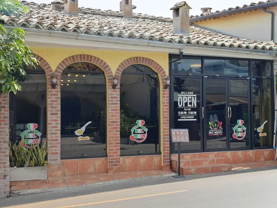 Mr. Italy, main entranche of the Italian restaurant in soi Bongkoch Pattaya